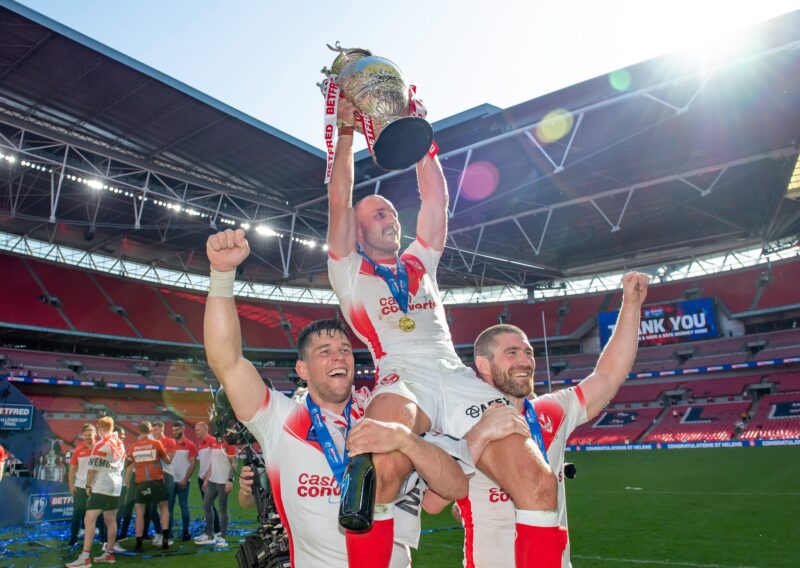 James Roby lifts the Challenge Cup in 2021